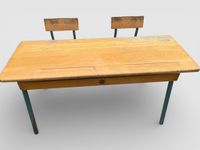 BUREAU d'écolier double en bois clair et métal vert, avec deux sièges 