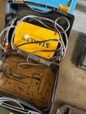 une valise contenant quelques outils