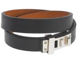 un gros plan sur une ceinture en cuir noir dotée d'une boucle métallique