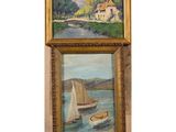 Deux tableaux représentant des bateaux sont accrochés l'un à côté de l'autre sur un mur.