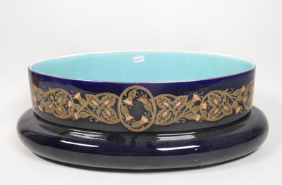 un bol bleu orné d'un motif doré