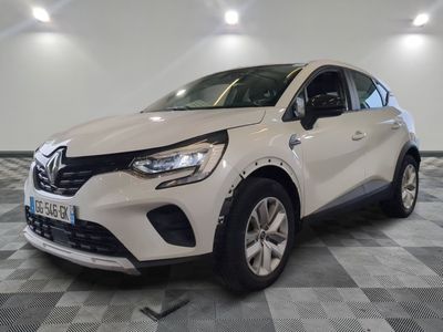 la voiture blanche est garée dans une pièce au sol en damier