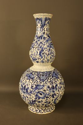 DELFT. Vase double gourde en faïence sur talon, à décor de f…