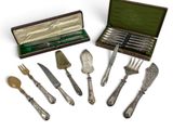 un assortiment de couverts comprenant des couteaux, des fourchettes et des cuillères