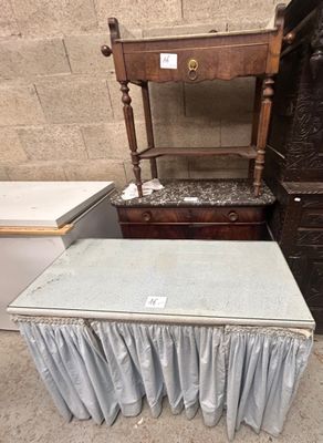 une table, une chaise et une commode dans une pièce
