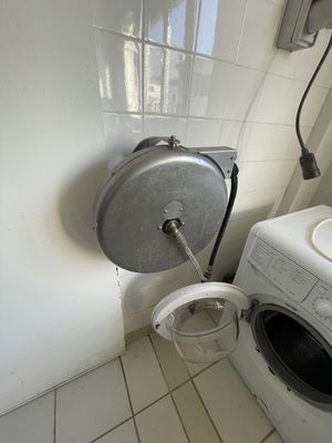 une machine à laver et un sèche-linge dans une petite salle de bains