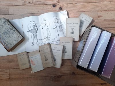 beaucoup de vieux livres posés ensemble sur la table