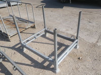 un chariot métallique posé dans la terre