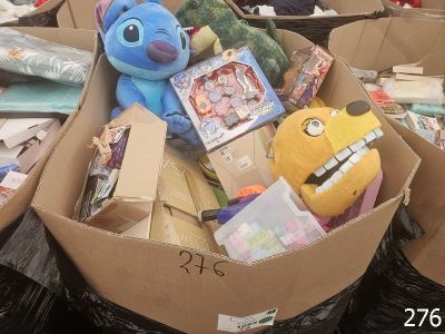 une boîte en carton remplie de jouets et d'autres objets