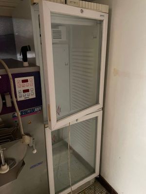 une porte vitrée dans un coin de la pièce