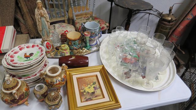 Lot de vaisselle et bibelots : verres dépareillés, pièces de form...