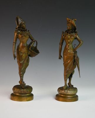 une paire de figurines en bronze représentant une femme et un homme
