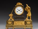 une horloge en or posée sur une table