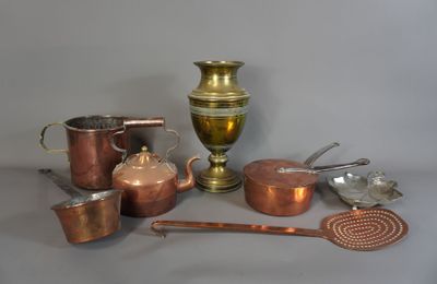 de nombreux types d'objets en cuivre disposés sur une table