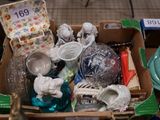 une boîte contenant un assortiment d'articles, exposée dans un magasin