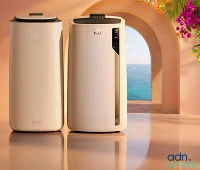deux purificateurs d'air posés l'un à côté de l'autre sur le sol