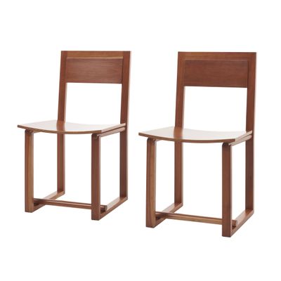 deux chaises en bois placées côte à côte sur un fond blanc