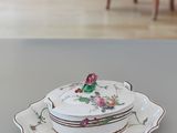 une pile d'assiettes posée sur une table, avec une chaise en arrière-plan