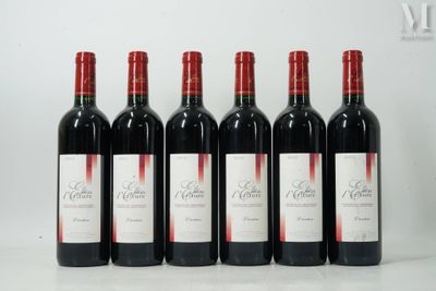six bouteilles de vin rouge sont alignées sur une table