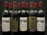 six bouteilles de vin sont alignées sur un fond noir
