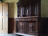 un grand meuble en bois au milieu d'une pièce