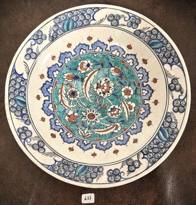 une assiette bleue et blanche ornée d'un motif floral