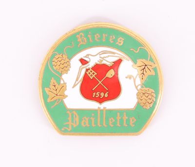 gros plan d'un badge sur une surface blanche