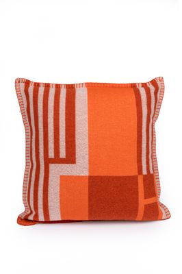 un gros plan d'un coussin orange et blanc sur fond blanc
