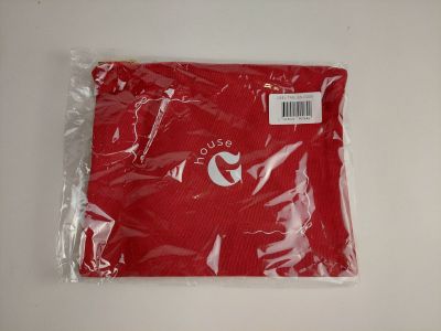 un gros plan d'un t-shirt rouge posé sur une surface blanche