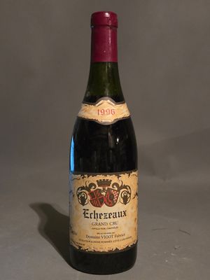 une bouteille de vin posée sur une table