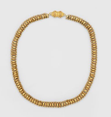 un collier en or muni d'un fermoir en forme de tête de serpent