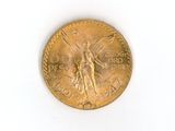 une pièce d'or avec l'image d'une femme dessus