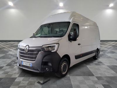 la photo d'une camionnette blanche sur un sol en damier