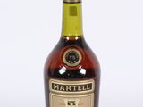 une image représentant une bouteille de brandy sur fond blanc