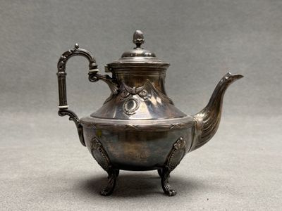 Théière en métal argenté. H: 22 cm