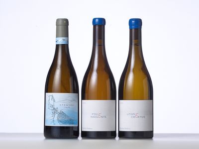 trois bouteilles de vin posées sur une table l'une à côté de l'autre