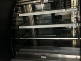 un four encastré dans le mur de la cuisine