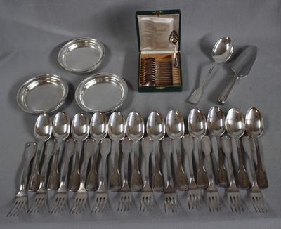 beaucoup de cuillères et de couverts en argent sur une table