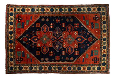 un tapis rouge et bleu sur fond blanc