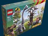 une boîte de Lego Jurassics avec un dinosaure en arrière-plan