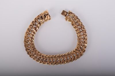 une image d'un bracelet en or sur fond blanc