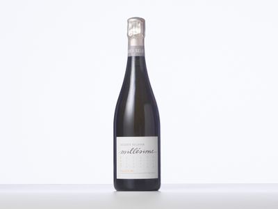 une bouteille de vin posée sur une table