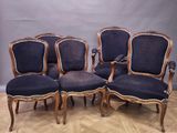 six chaises avec un revêtement bleu, un revêtement bleu, un revêtement bleu, un revêtement bleu, un revêtement bleu, un revêtement bleu, un revêtement bleu, un revêtement bleu