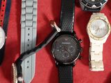 beaucoup de montres posées sur un tissu rouge