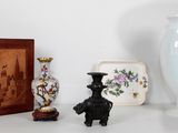 de nombreux vases et autres objets décoratifs sur la table