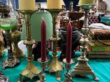 une table sur laquelle sont disposés de nombreuses bougies et d'autres objets