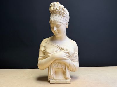 buste en marbre représentant une femme tenant un bébé dans ses bras