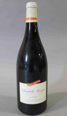 une bouteille de vin posée sur une table