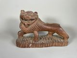 une image représentant une statue de lion posée sur un socle en pierre