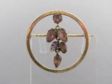 broche plaquée or ornée d'améthorate et de pierres d'améthorate